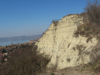 A Tátorján tanösvény végigfut a magaspart tetején, ahonnan gyönyörű kilátás nyílik a sziklafalra és a Balatonra is