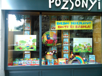 Bogyó és Babóca ünnepi kirakat a Pagony boltjában, a sorozat tizedik születésnapjára, 2014