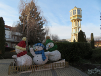 Siófok, adventi hóemberek, háttérben a víztorony